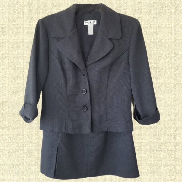 Alyn Paige Two-Piece Subdued Navy Blue Suit - 9/10 - Picture 1 of 10